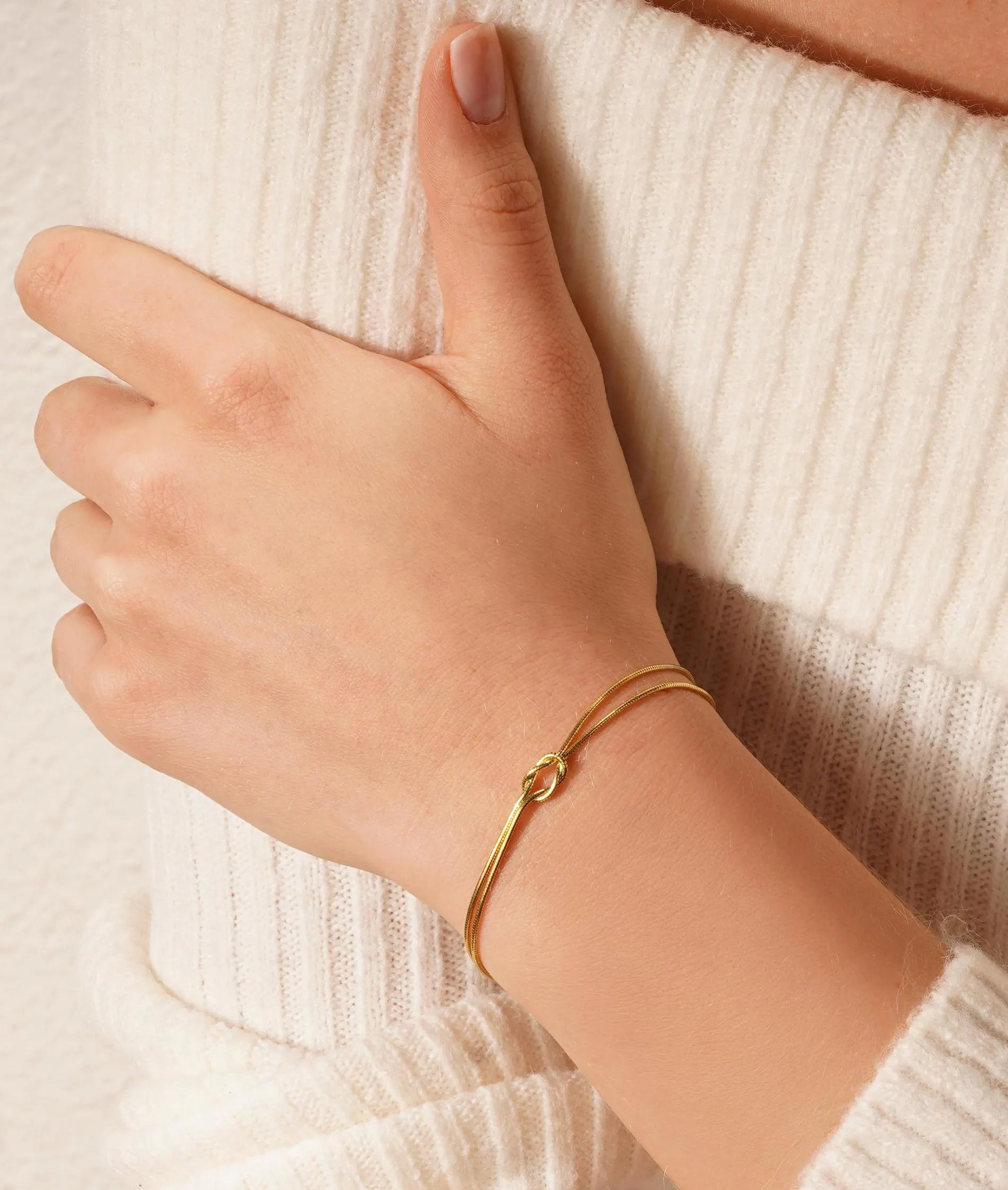 Pulseira Nó Infinito Banhada a Ouro 18k Design Ajustável Elegante