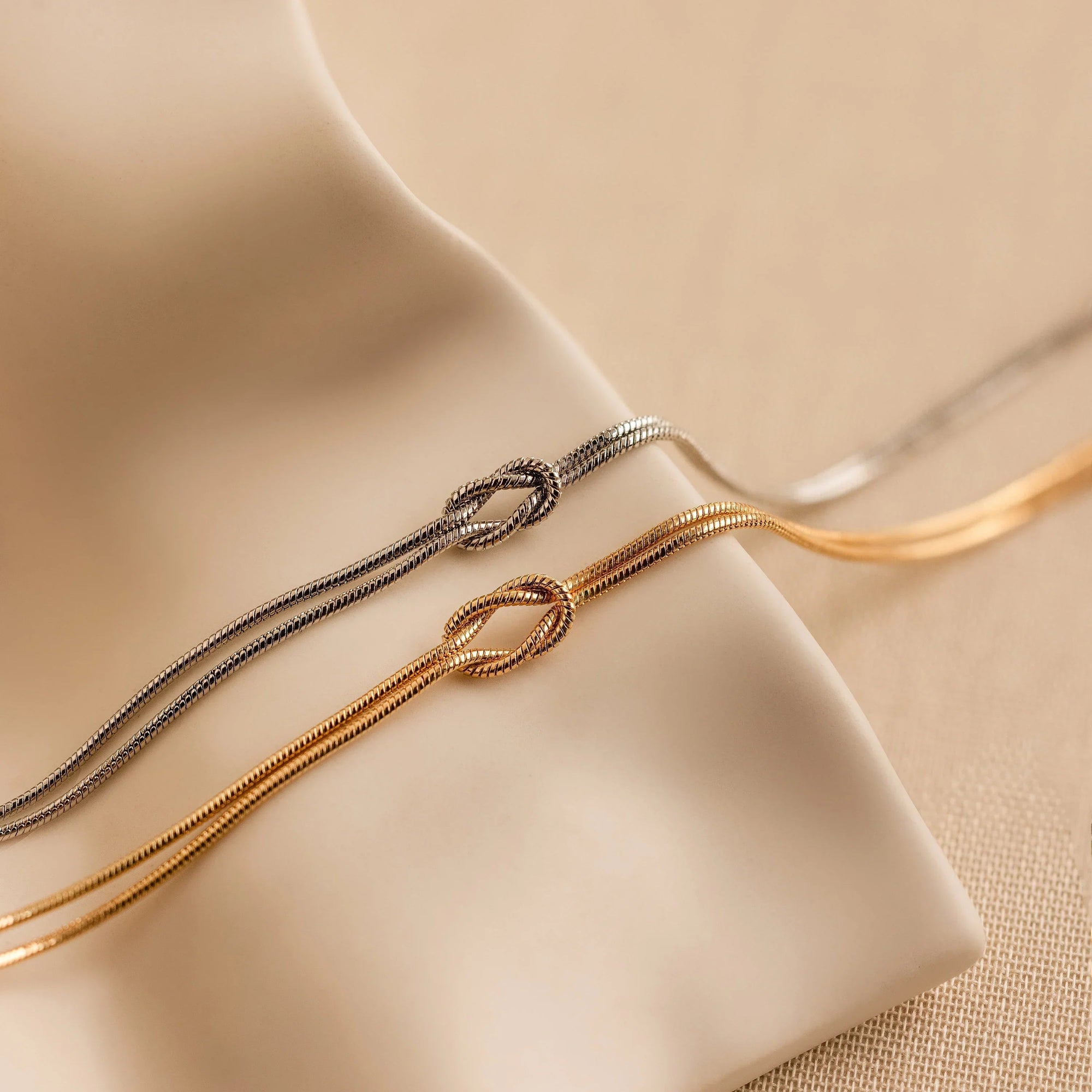 Pulseira Nó Infinito Banhada a Ouro 18k Design Ajustável Elegante