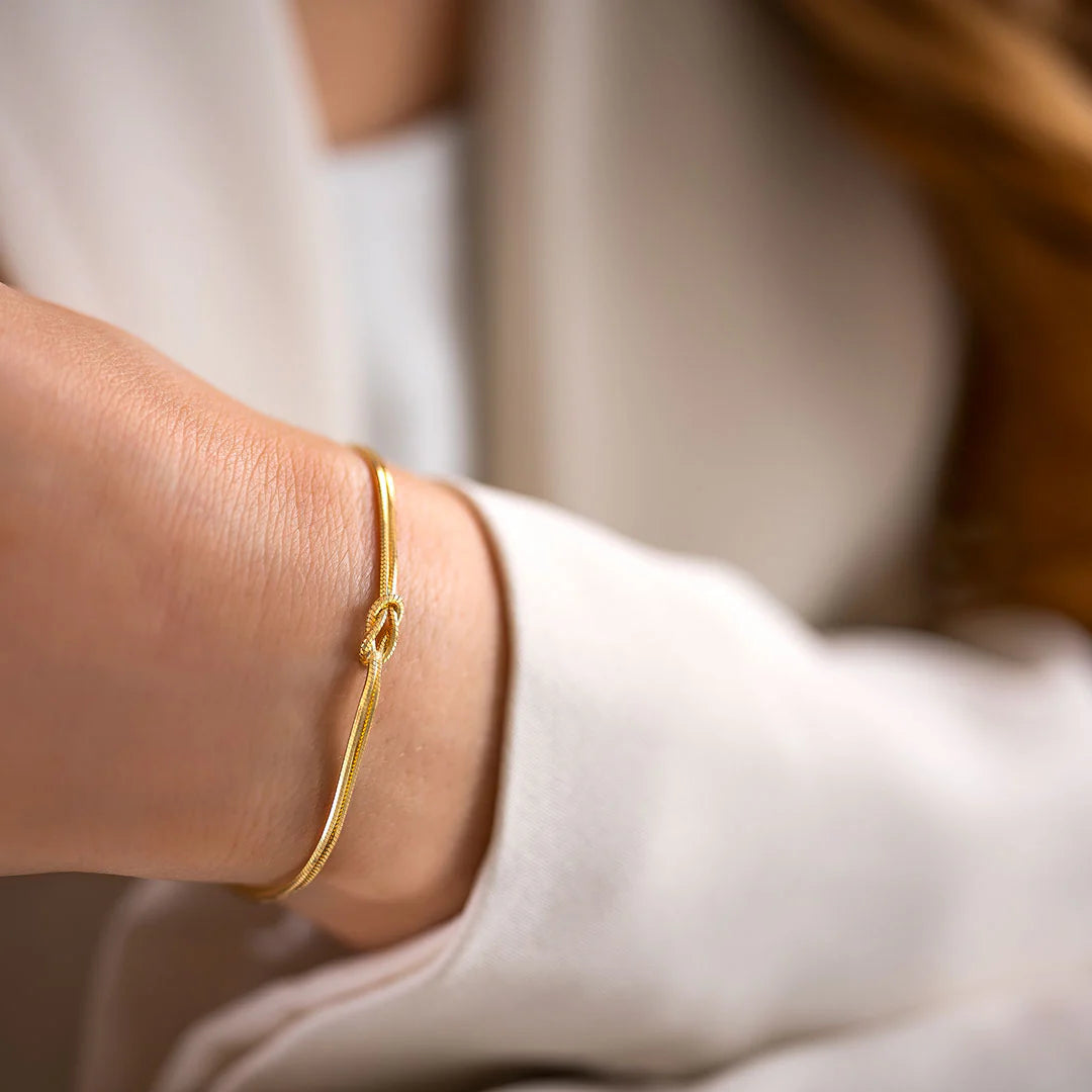 Pulseira Nó Infinito Banhada a Ouro 18k Design Ajustável Elegante